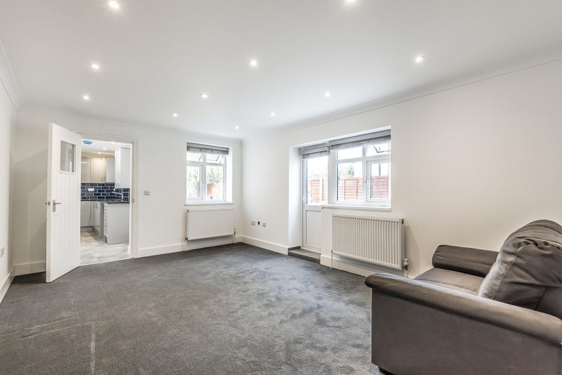Flat Belmont Road in Greater London