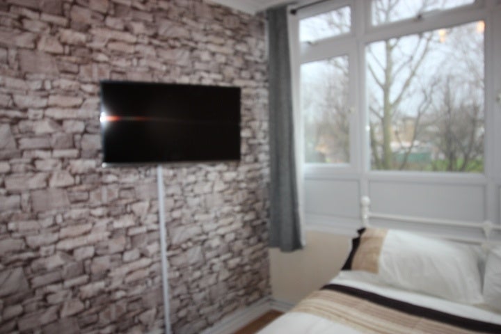 Room Manchester Road in Greater London