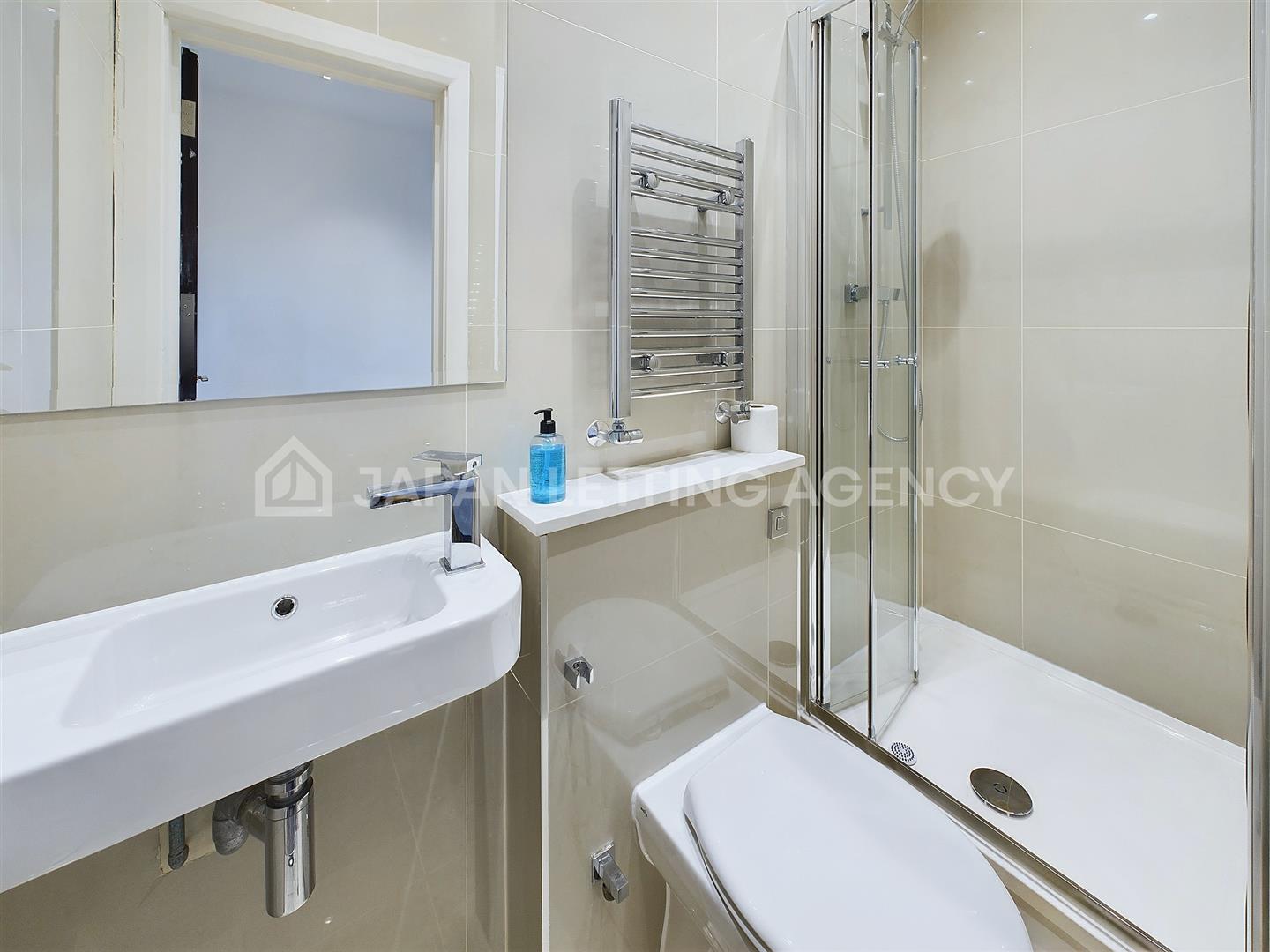 Flat Gunnersbury Lane in Greater London