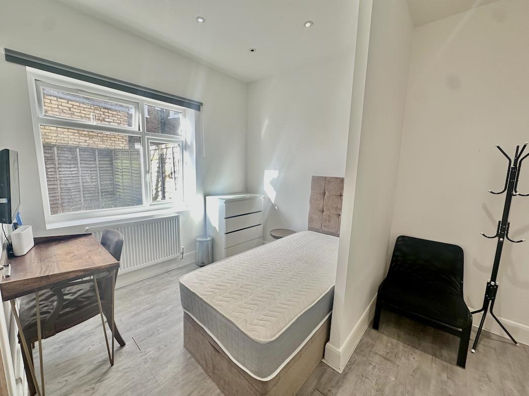 Flat Gunnersbury Lane in Greater London