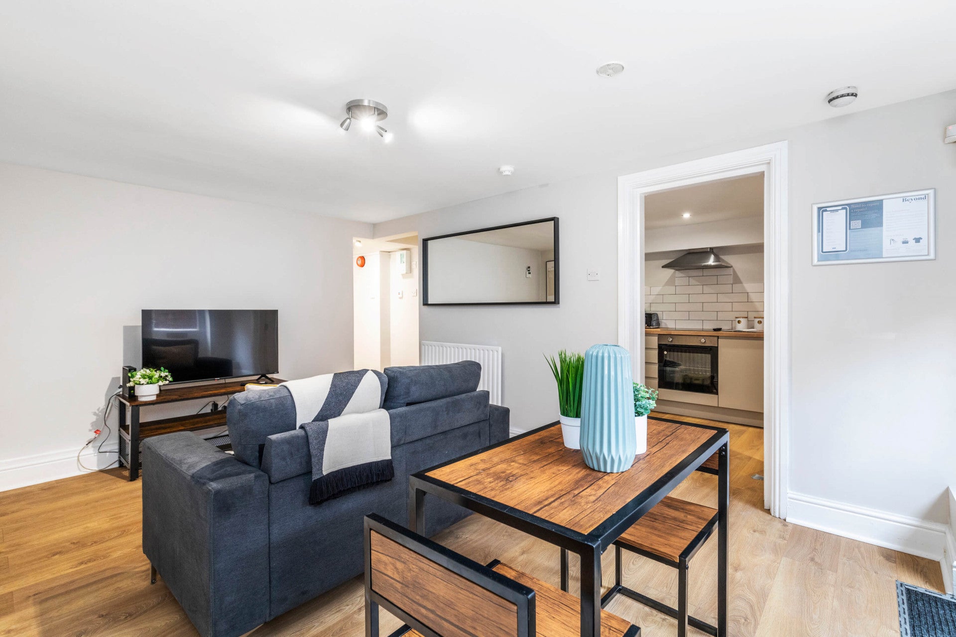 Room Estcourt Avenue in Leeds