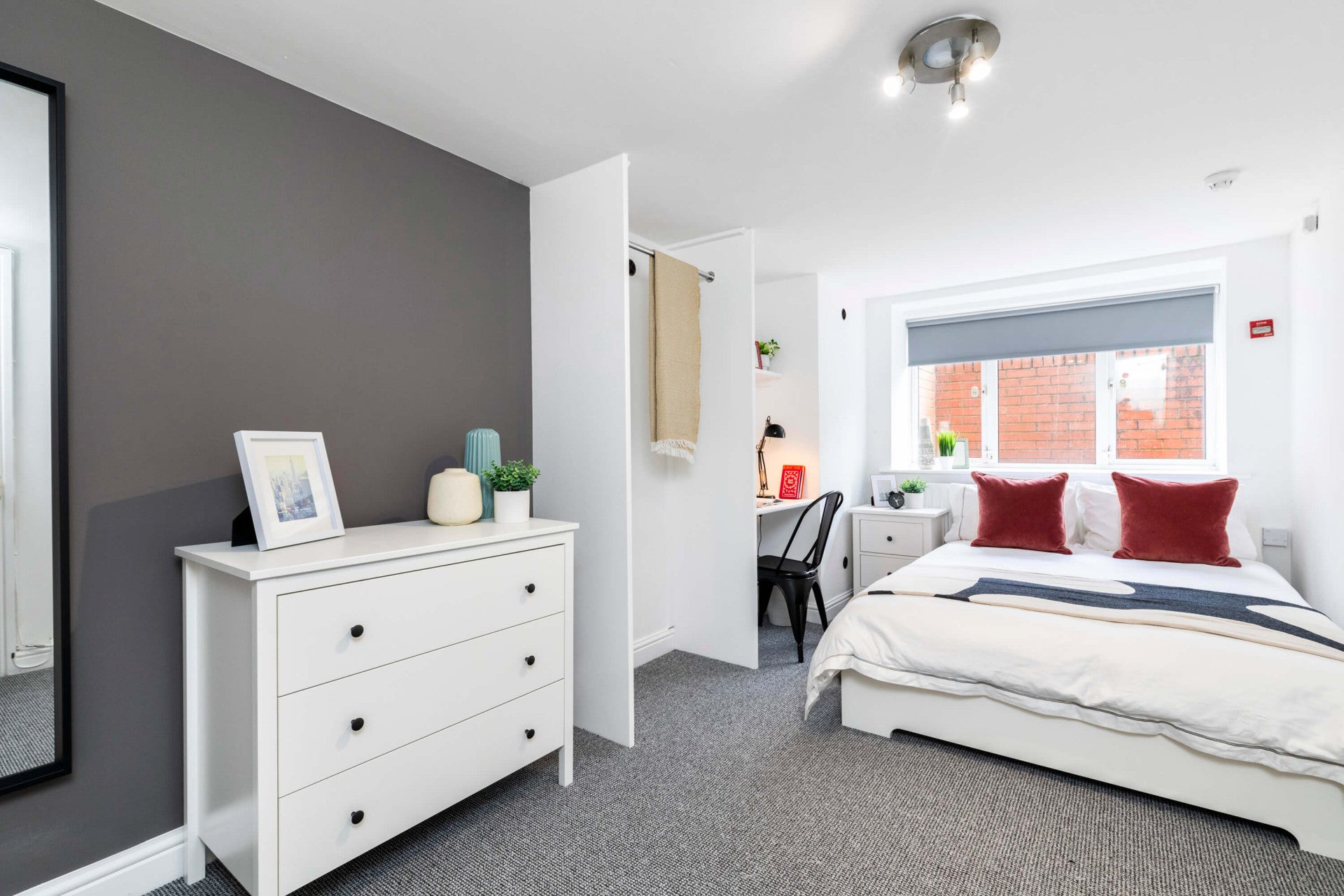 Room Estcourt Avenue in Leeds