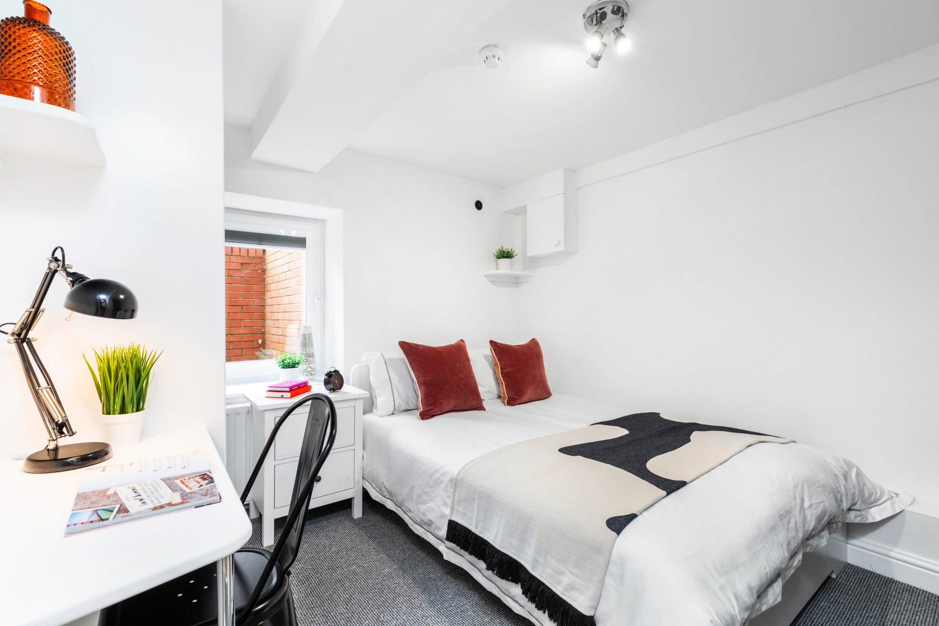 Room Estcourt Avenue in Leeds