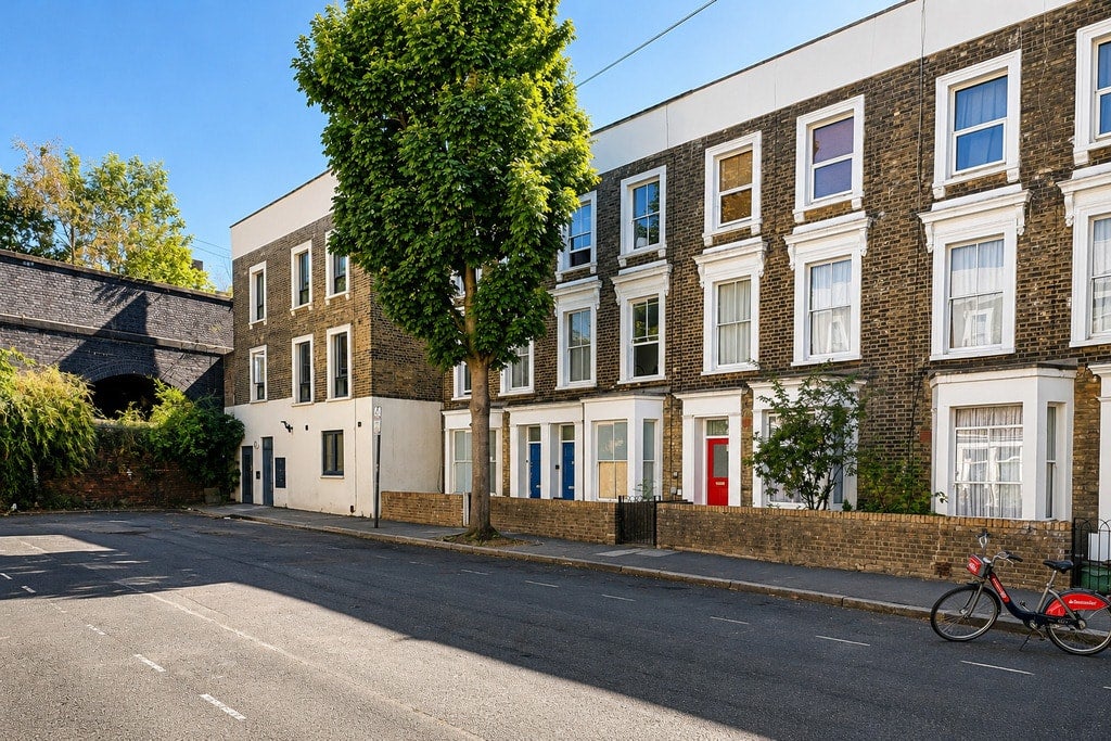 Flat Holloway Road in Greater London