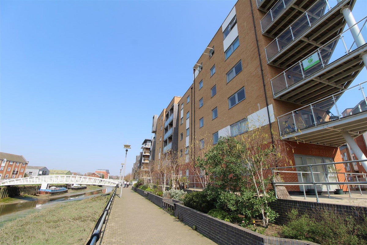 Flat Glenister Way in Hastings