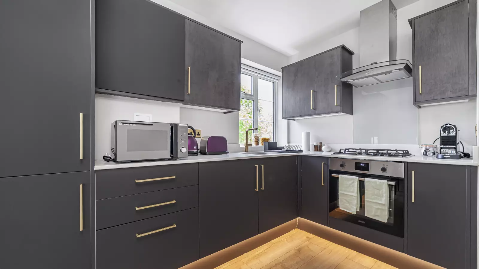 Flat Mayfields Close in Greater London