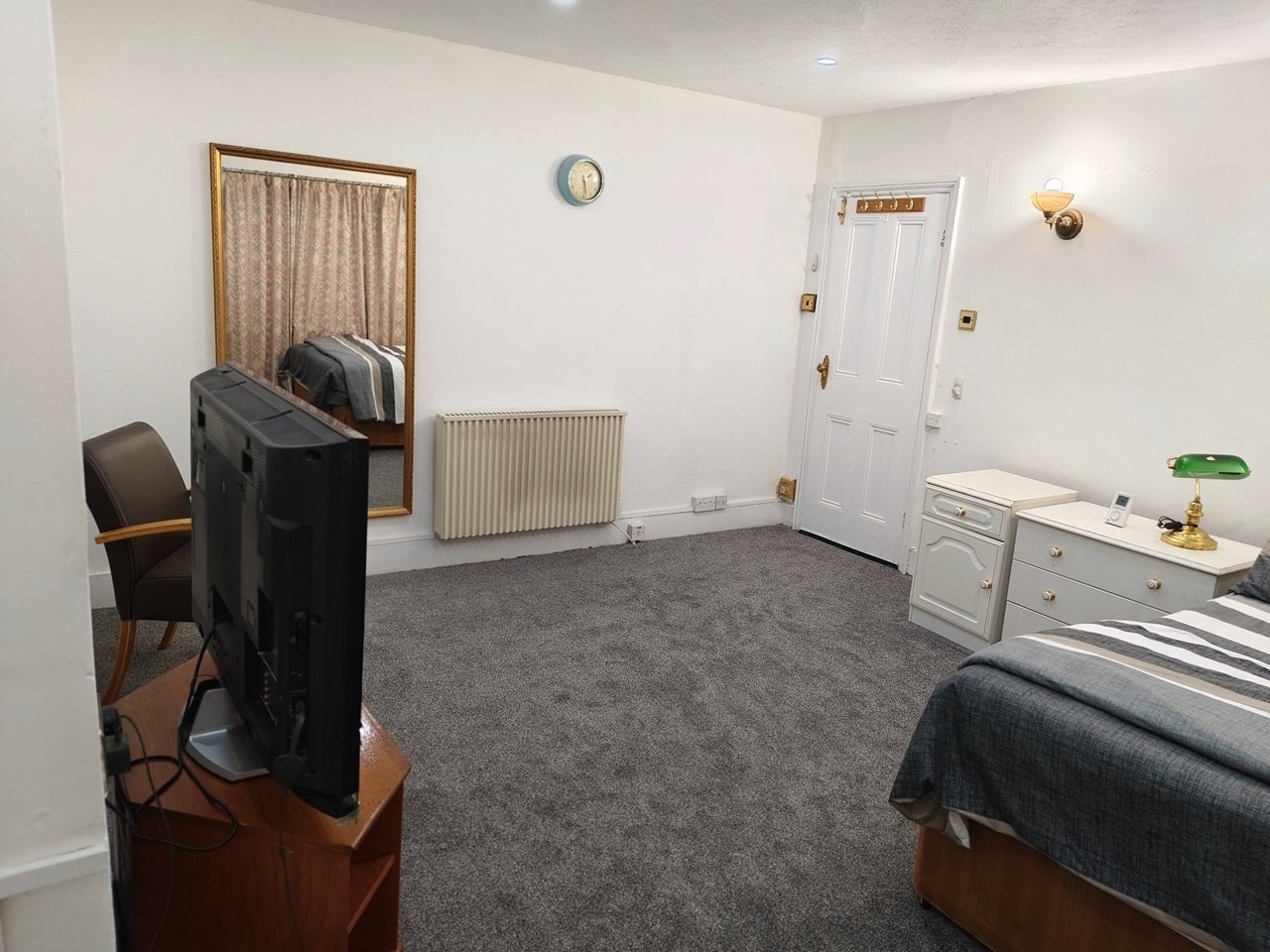 Flat Vaughan Road in Greater London