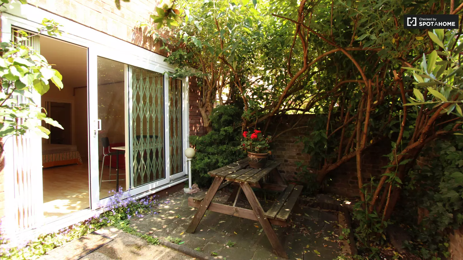 Flat Bartle Road in Greater London