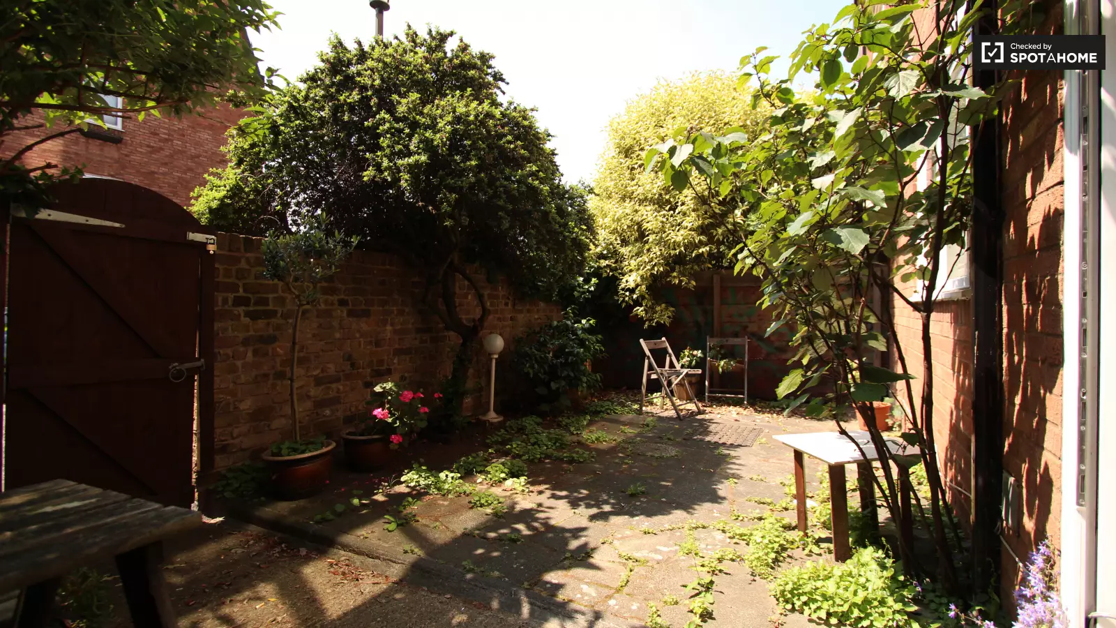 Flat Bartle Road in Greater London
