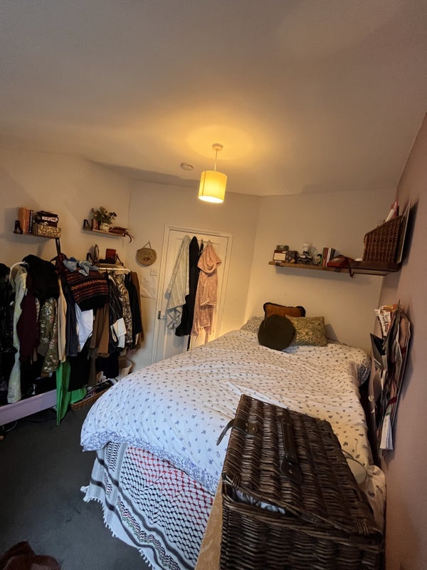Room Glenfield Road in Greater London