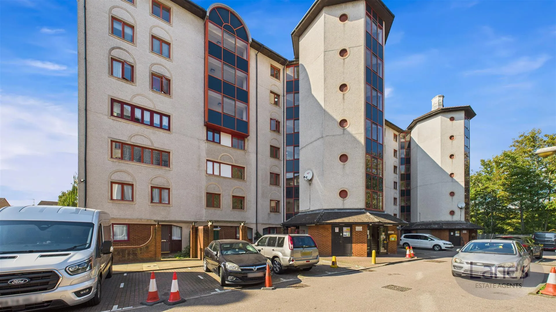 Flat Eleanor Way in Waltham Cross