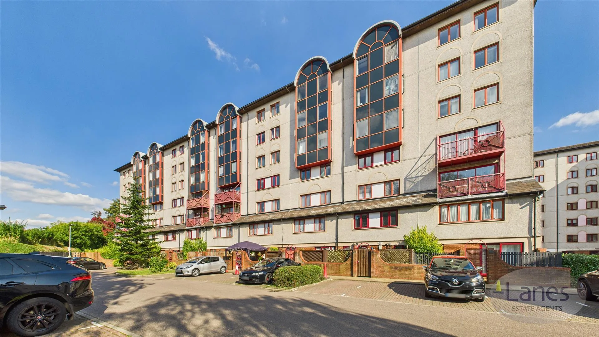 Flat Eleanor Way in Waltham Cross