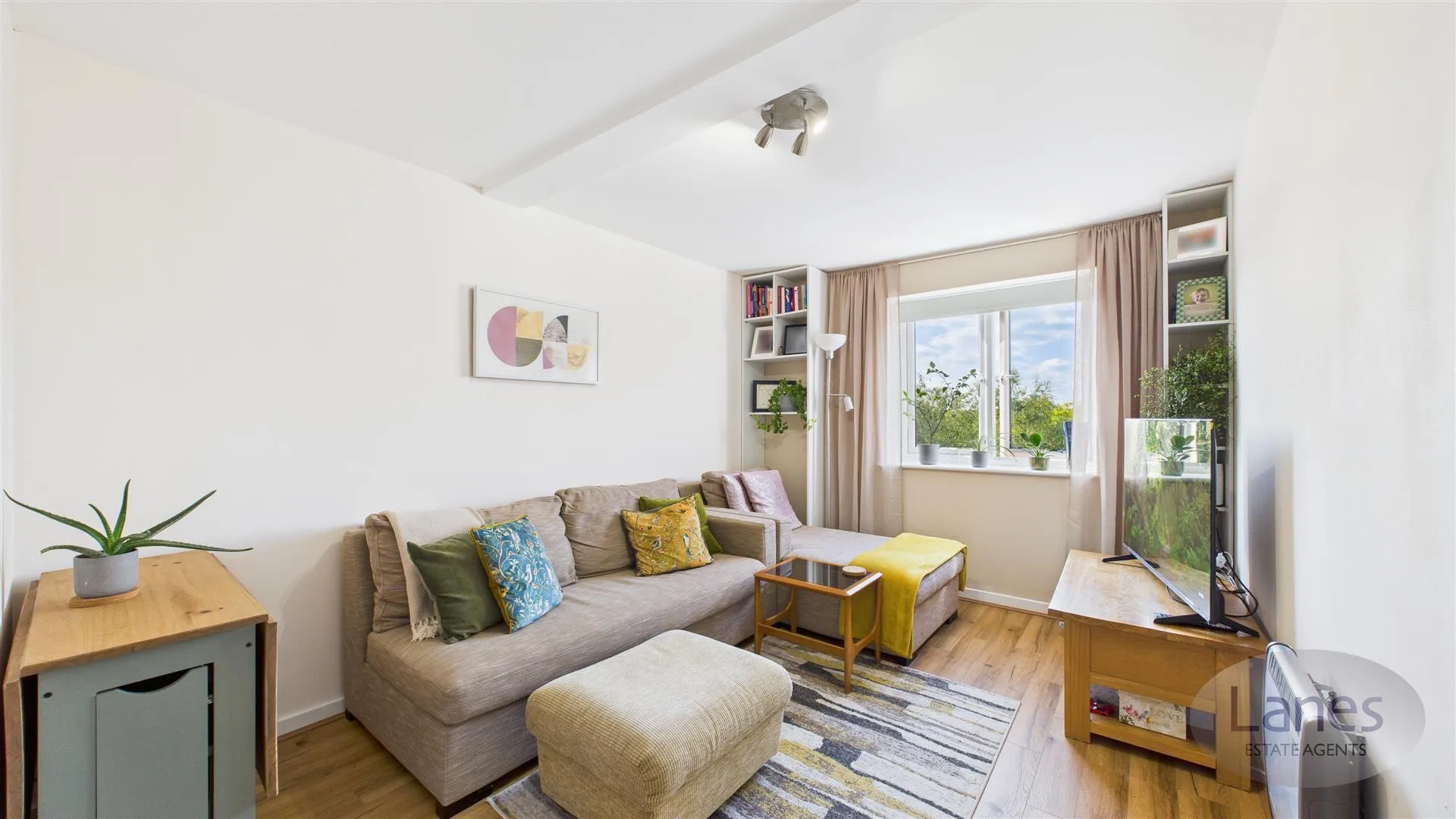 Flat Eleanor Way in Waltham Cross
