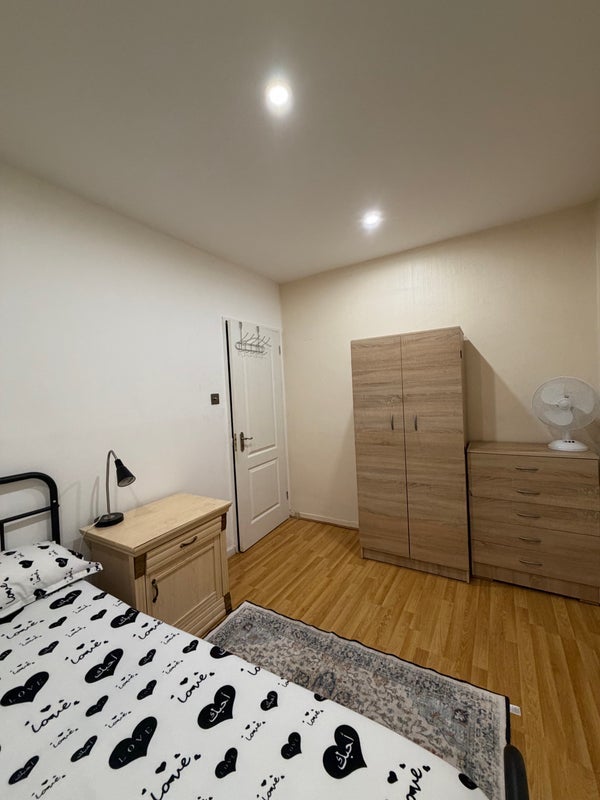 Room Lowood Street in Greater London