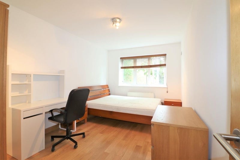 Room Cranleigh Street in Greater London