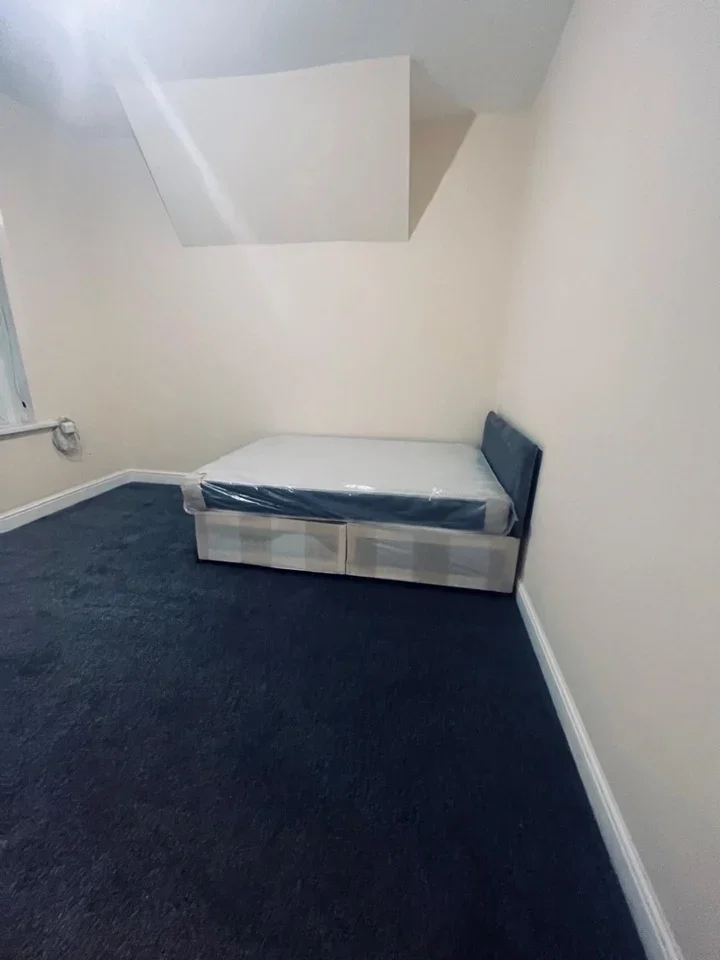 Flat Kirkstall Gardens in Greater London