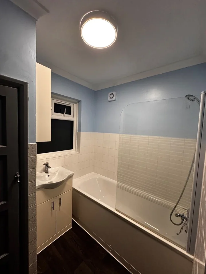 Flat Kirkstall Gardens in Greater London