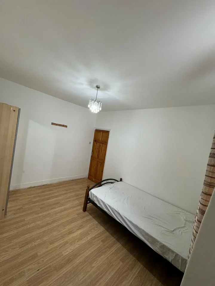 Flat Kirkstall Gardens in Greater London