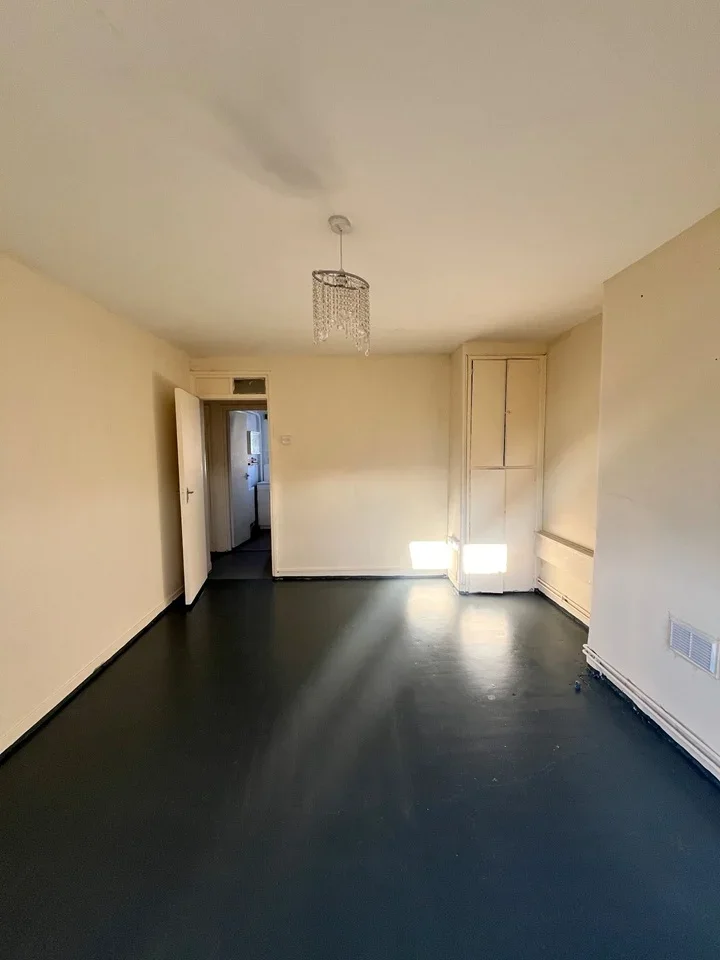 Flat Kirkstall Gardens in Greater London