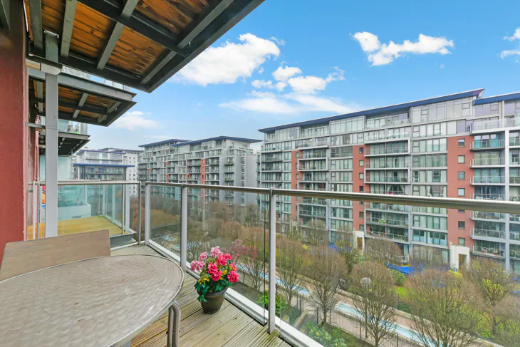 Flat Queenstown Road in Greater London