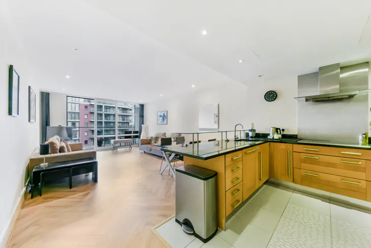 Flat Queenstown Road in Greater London