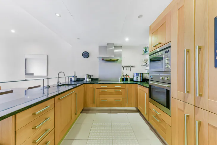 Flat Queenstown Road in Greater London