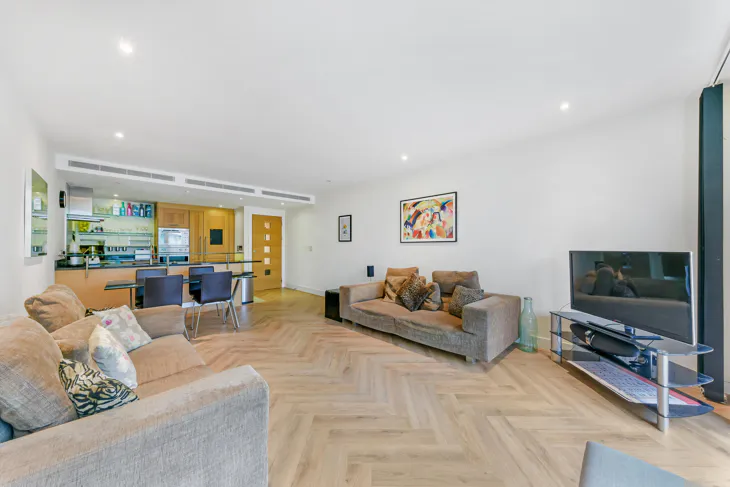 Flat Queenstown Road in Greater London