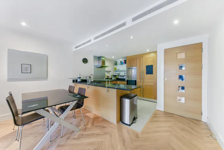 Flat Queenstown Road in Greater London