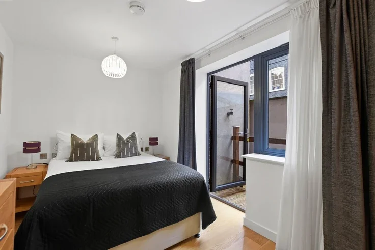 Flat North Tenter Street in Greater London