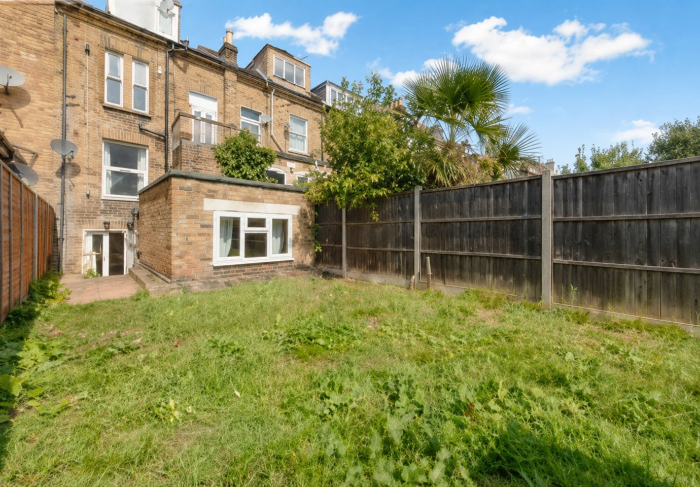 Flat Vant Road in Greater London