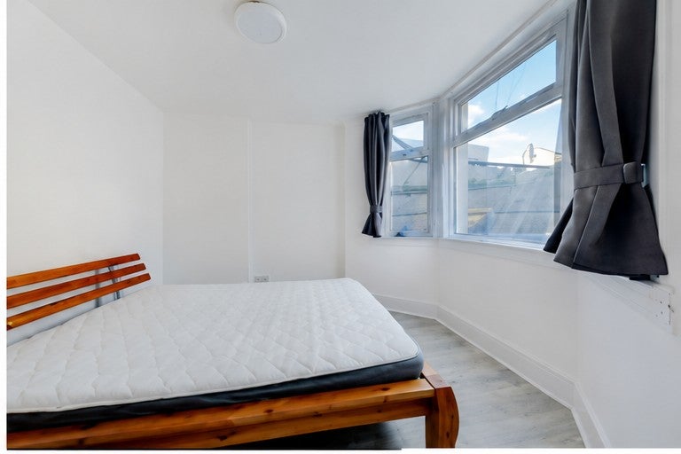 Flat Vant Road in Greater London