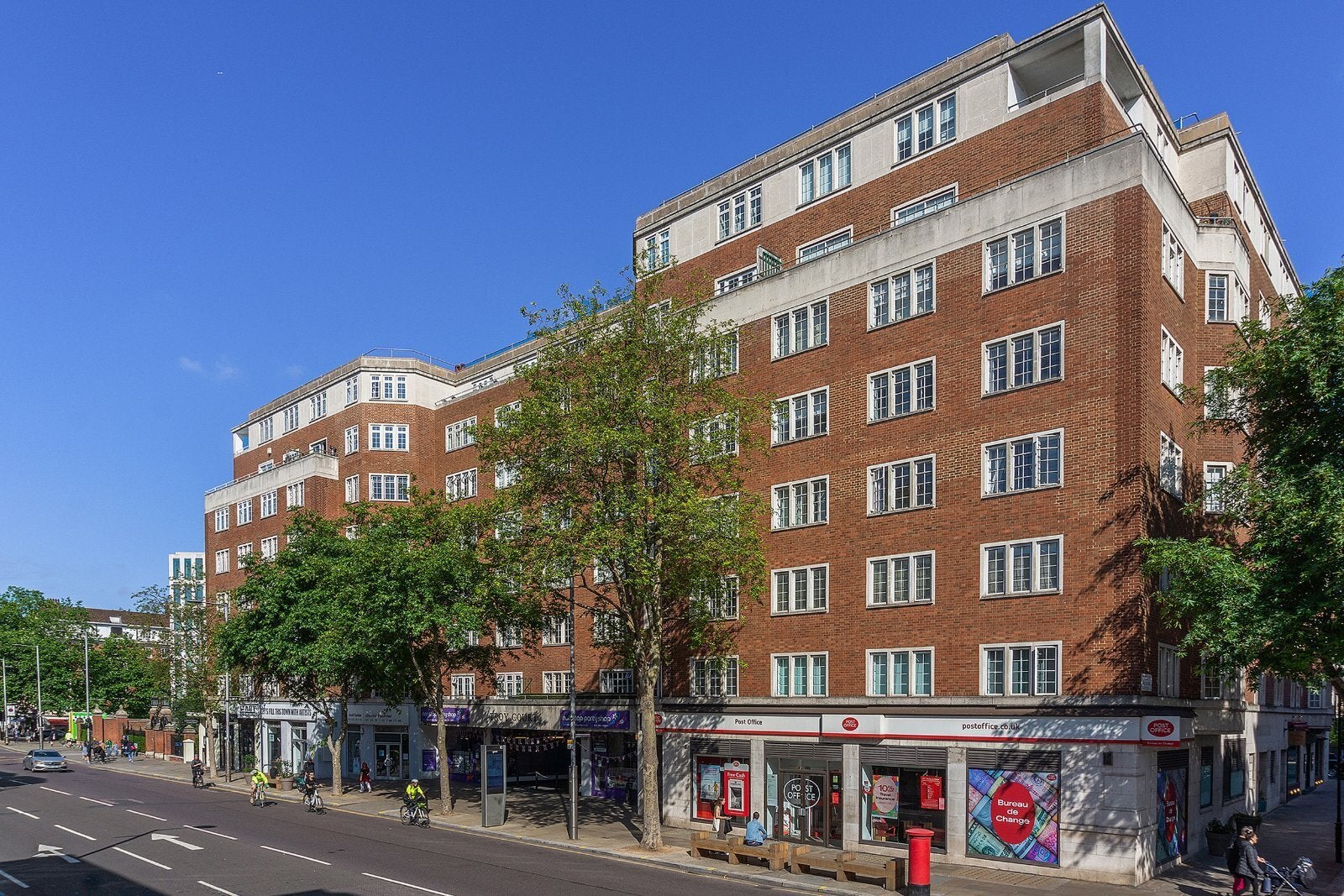 Flat Kensington High Street in Greater London