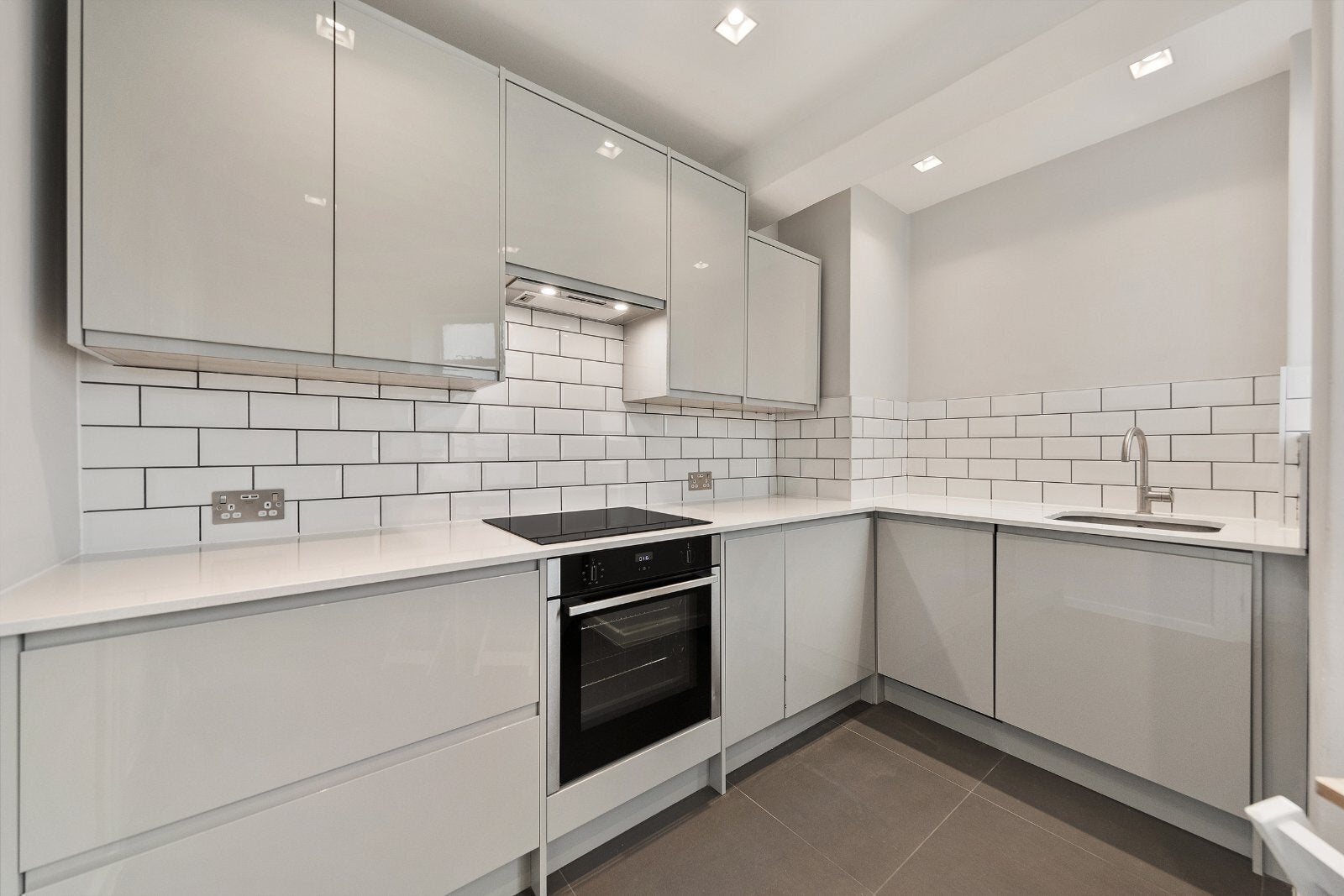 Flat Kensington High Street in Greater London