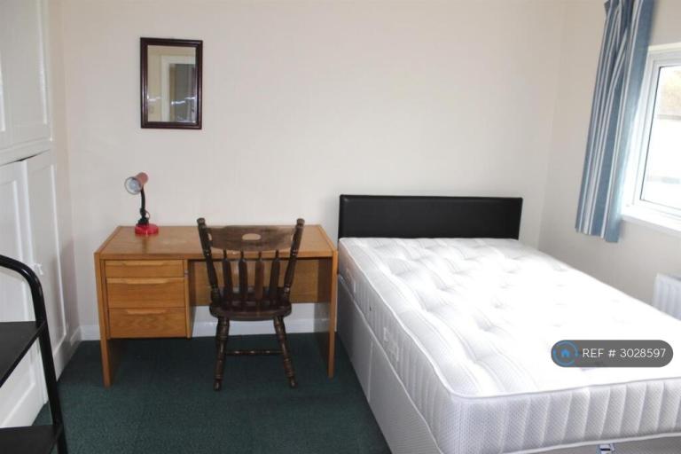 Room Larchwood Drive in Borough of Runnymede