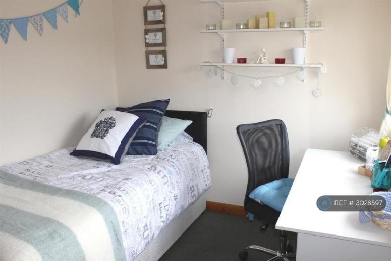 Room Larchwood Drive in Borough of Runnymede