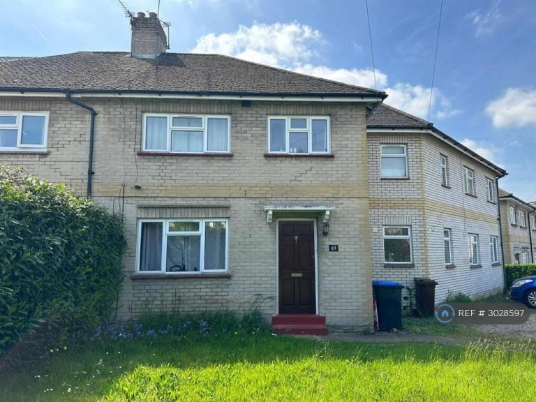 Room Larchwood Drive in Borough of Runnymede