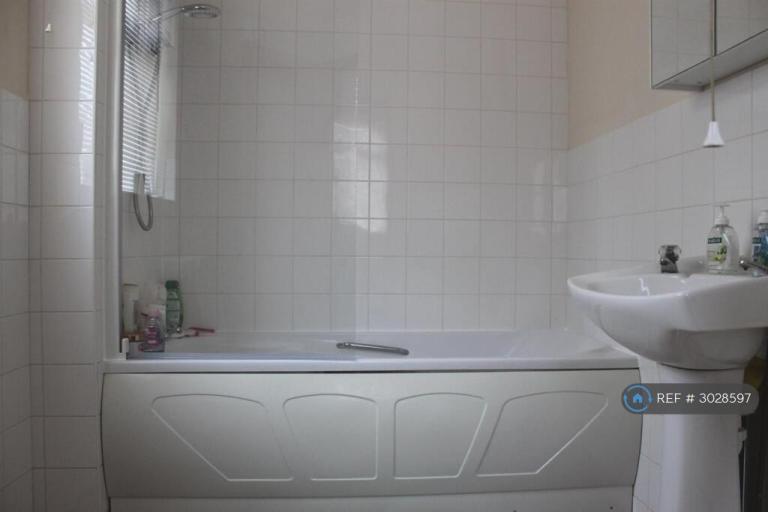 Room Larchwood Drive in Borough of Runnymede