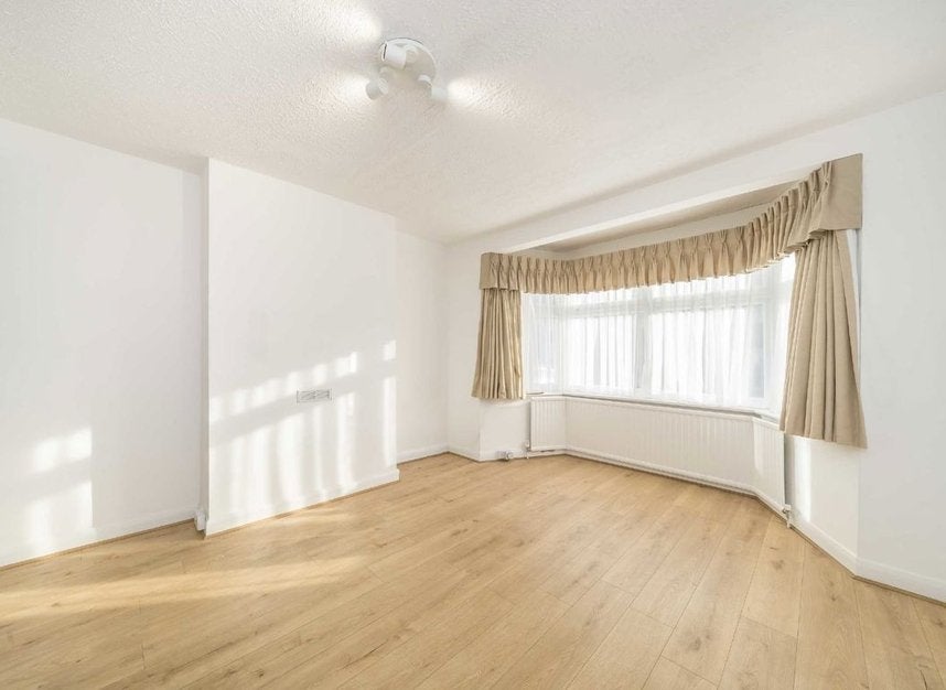 House Cardrew Avenue in Greater London