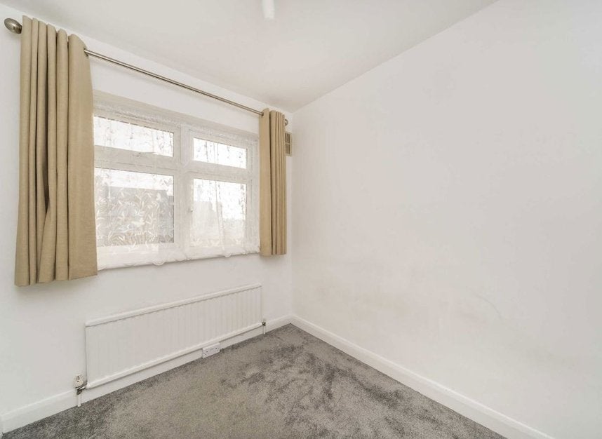House Cardrew Avenue in Greater London