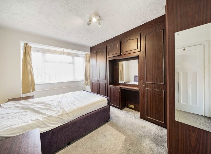 House Cardrew Avenue in Greater London