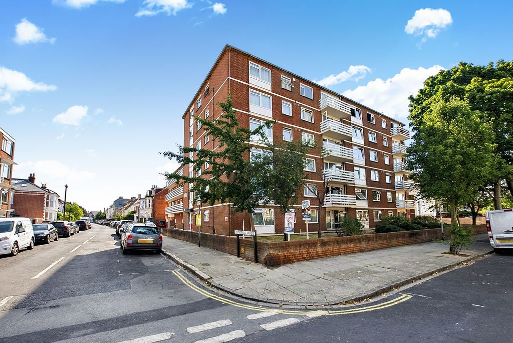 Flat Livingstone Road in Portsmouth