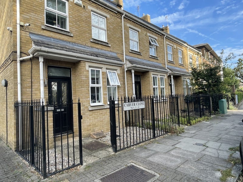 Room Carver Close in Greater London