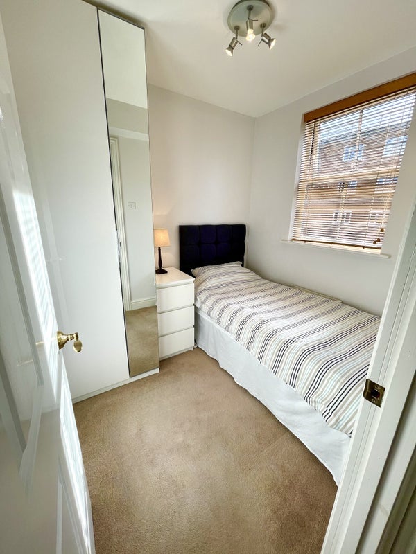 Room Carver Close in Greater London