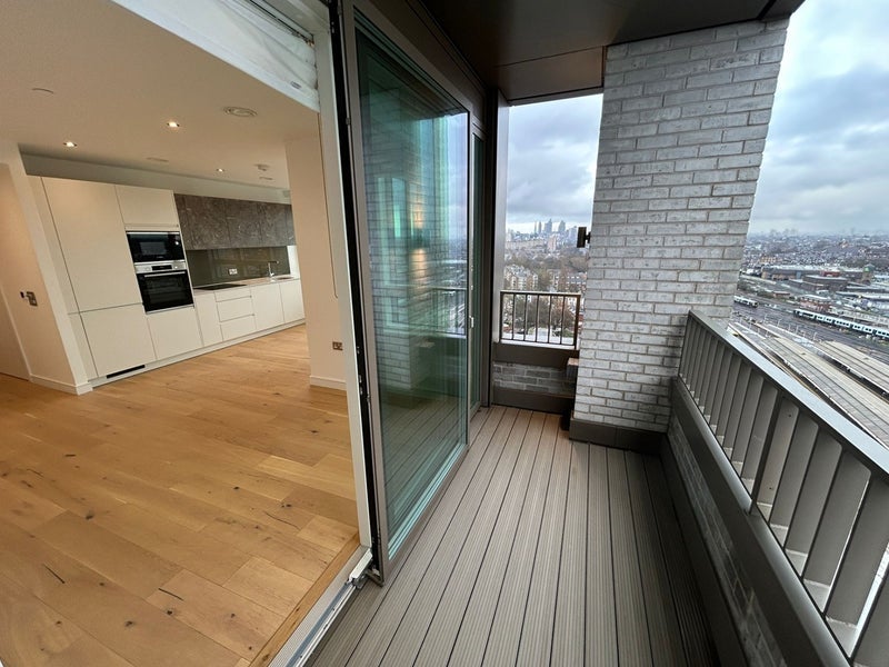 Room Grant Road in Greater London