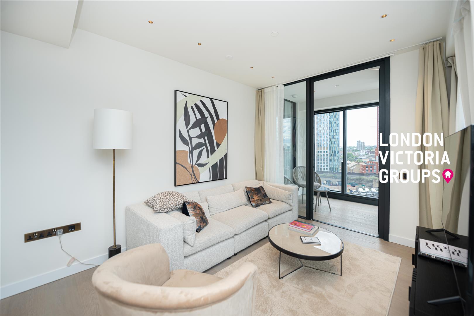 Flat Nine Elms Lane in Greater London