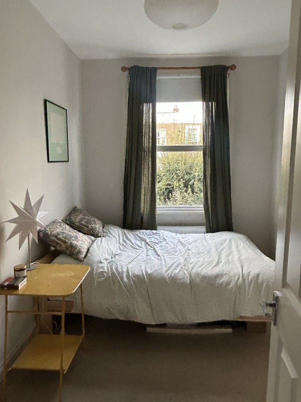 Room Coningham Road in Greater London