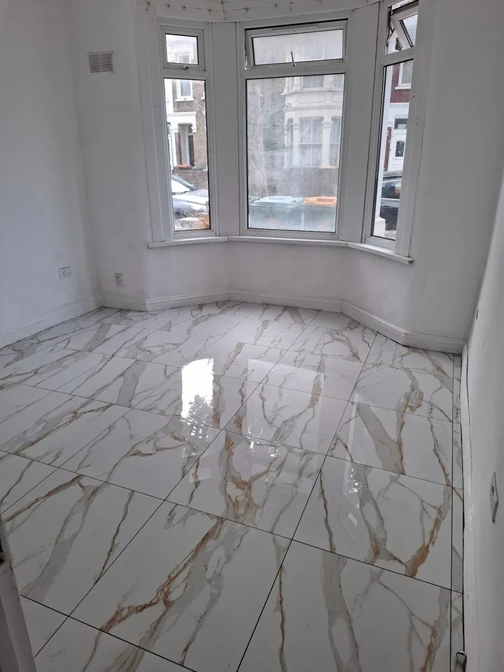Flat Dickens Road in Greater London
