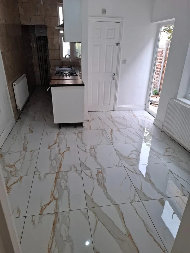 Flat Dickens Road in Greater London