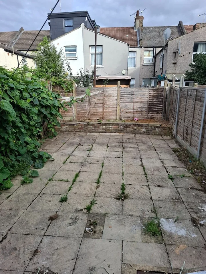 Flat Dickens Road in Greater London