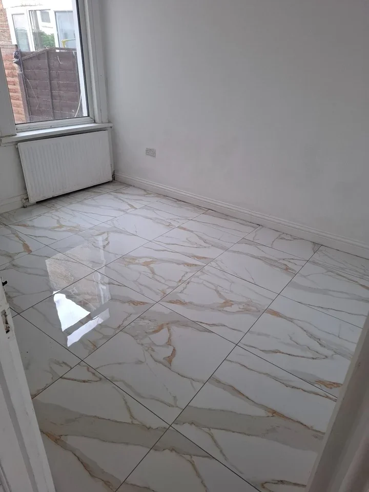 Flat Dickens Road in Greater London
